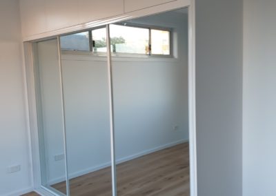 Built-in wardrobe with sliding doors and mirrors