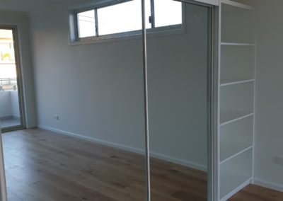 Built-in wardrobe with sliding doors and mirrors